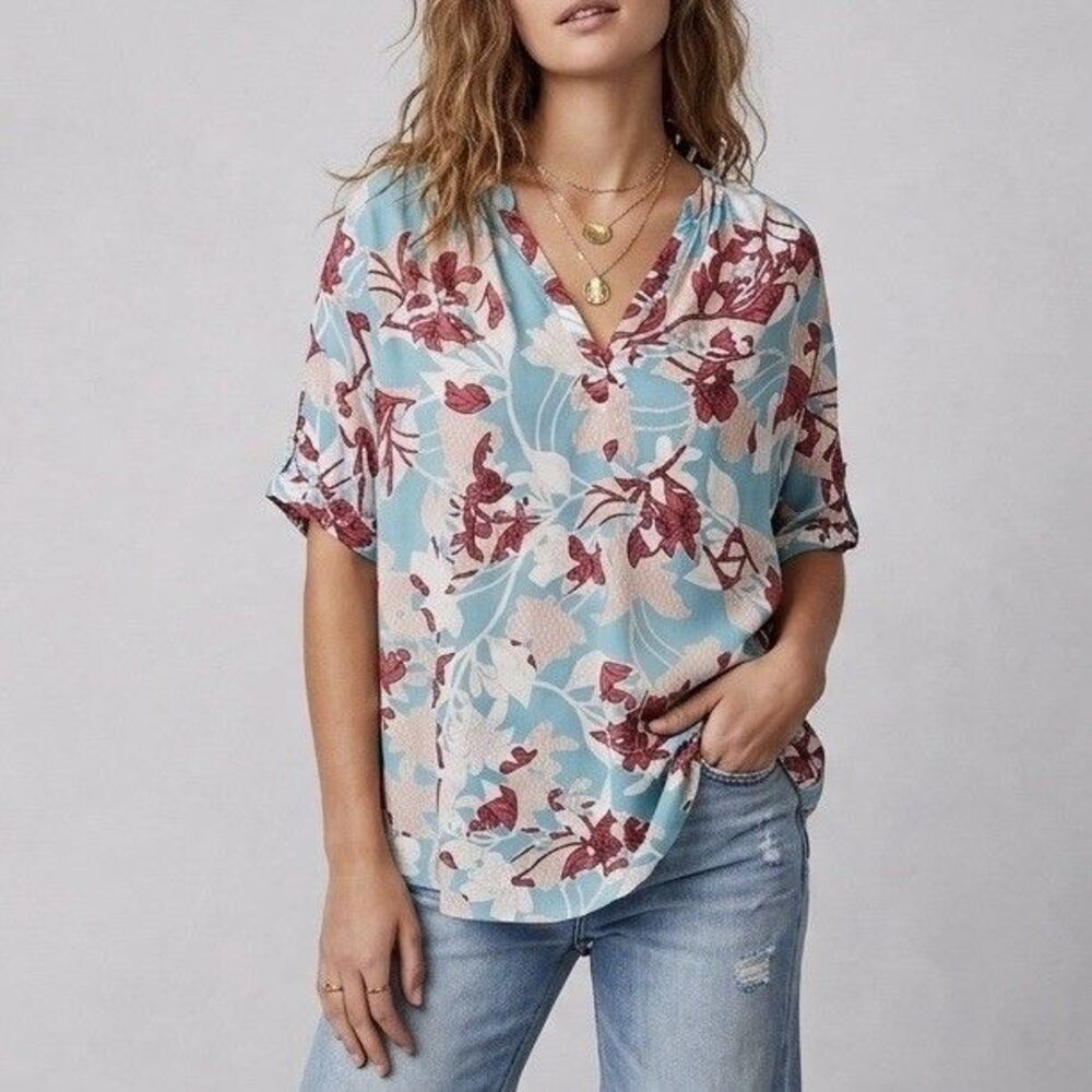 Worthington Women’s Petite Large Floral V‑Neck Short Sleeve Lightweight Blouse
